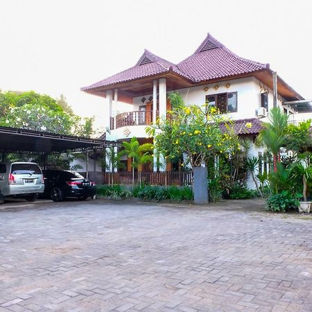 Friends Beach Hotel Kuta  Экстерьер фото