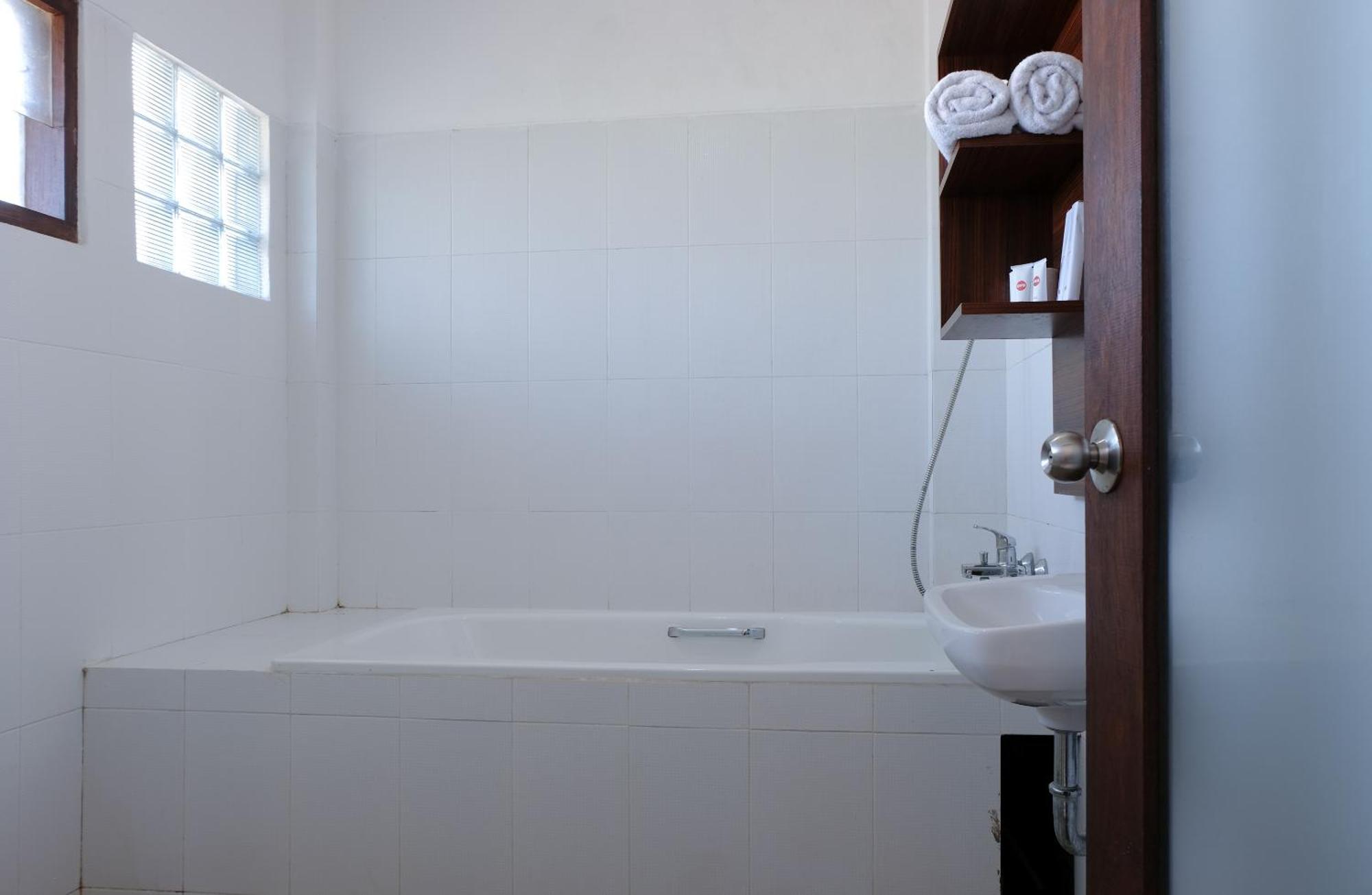 Friends Beach Hotel Kuta  Экстерьер фото