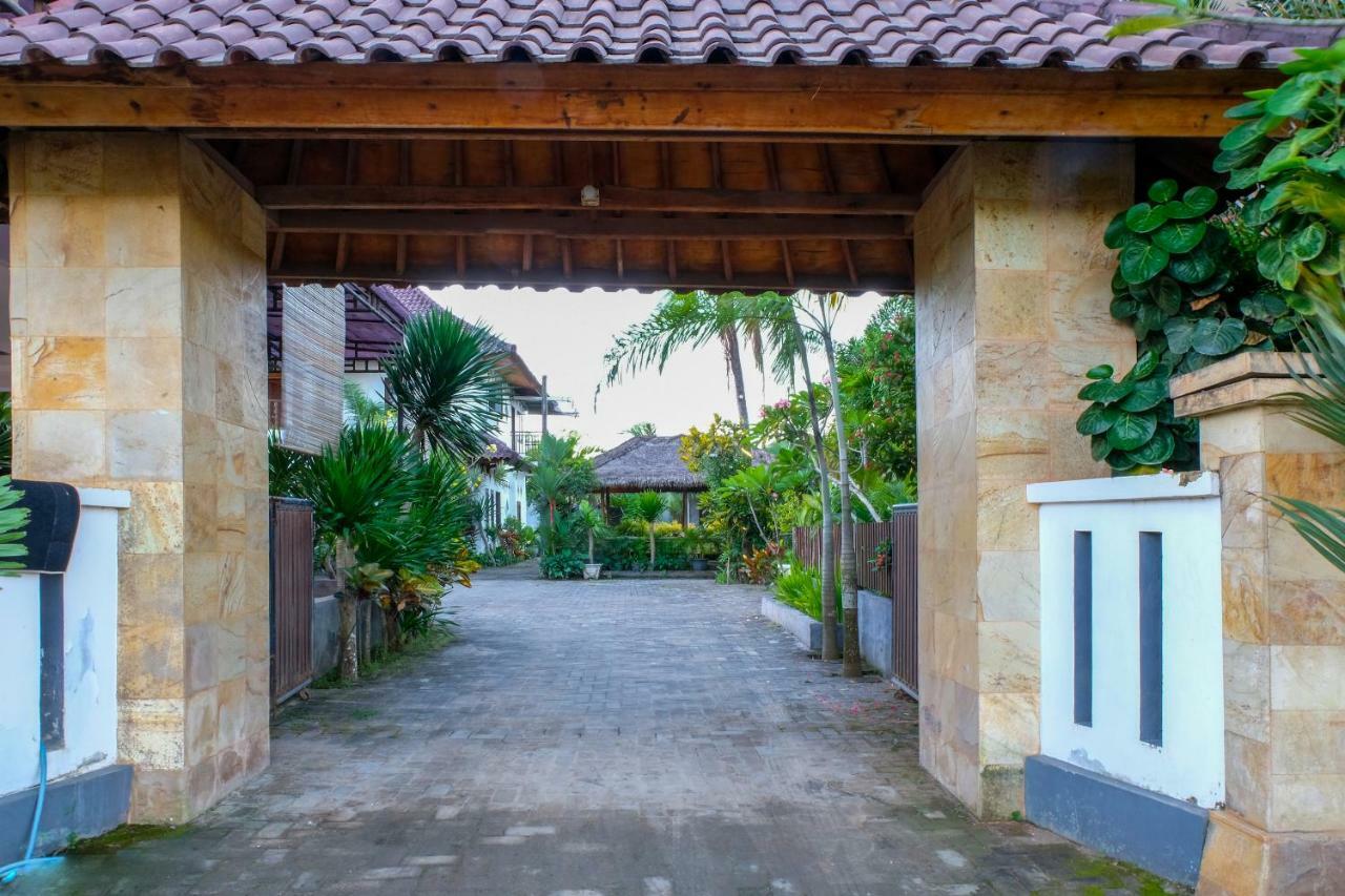 Friends Beach Hotel Kuta  Экстерьер фото