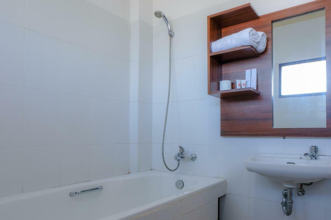 Friends Beach Hotel Kuta  Экстерьер фото