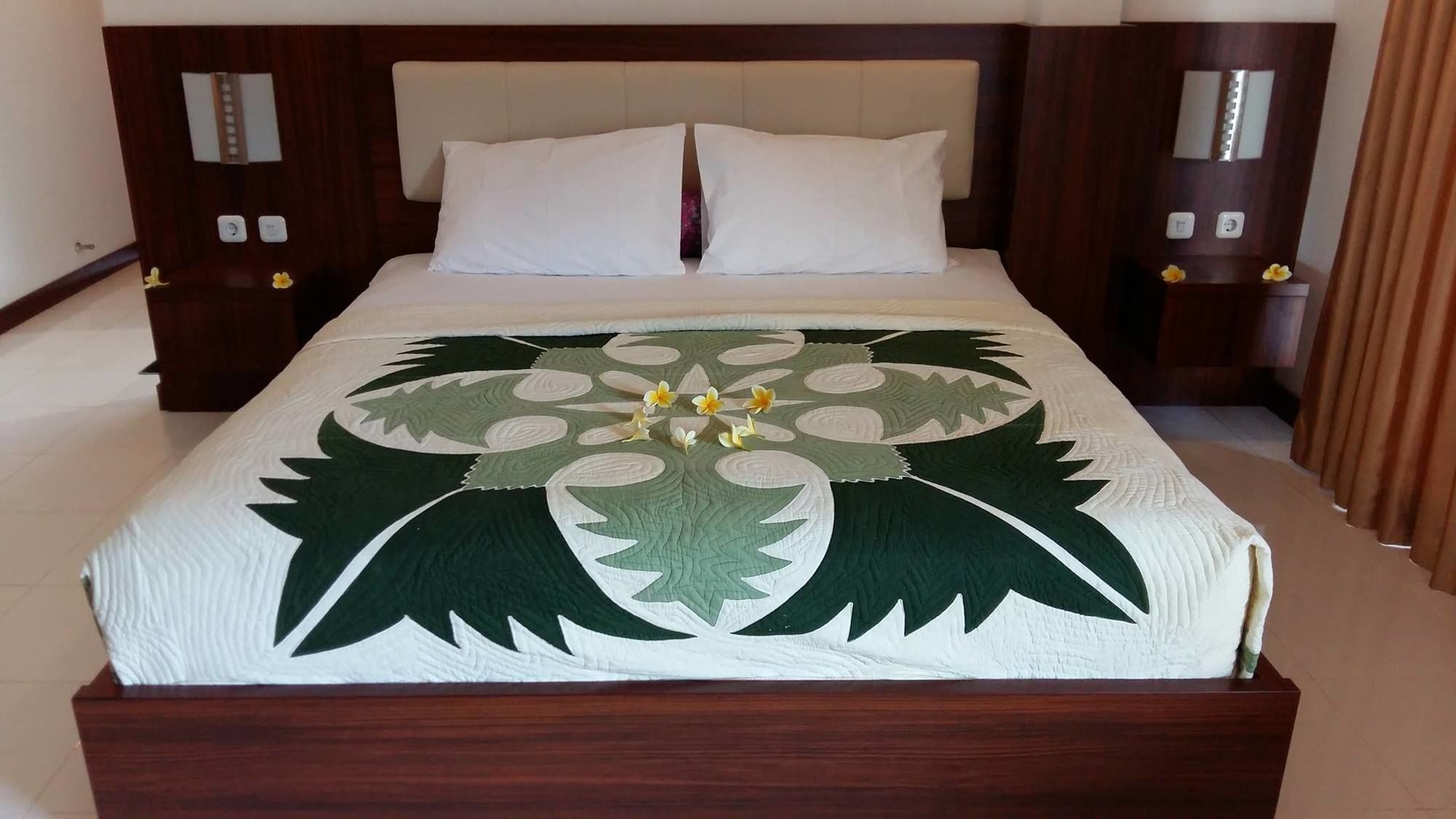 Friends Beach Hotel Kuta  Экстерьер фото